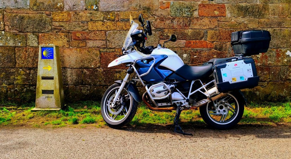 Carretera del Camino Francés preparada para viajar en moto por libre