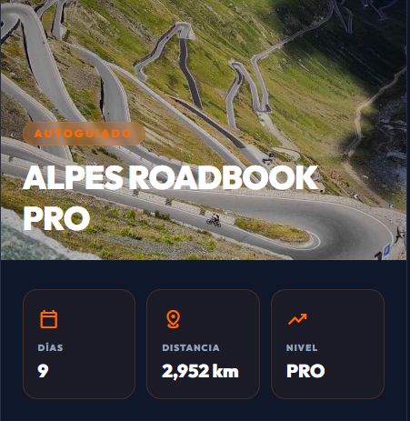 Carretera alpina entre puertos de los Alpes con una motocicleta preparada para viajar.