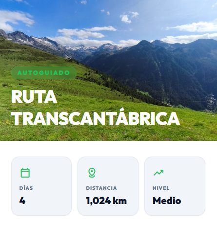 Moto en una carretera de costa y montaña de la ruta Transcantábrica