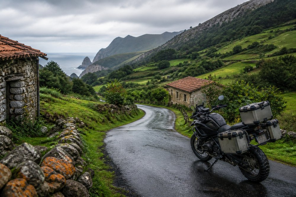 Valle verde de la cornisa cantábrica visto desde una carretera de moto
