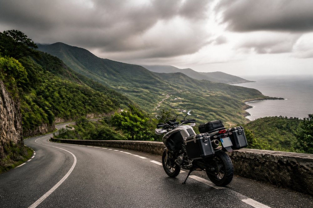 Moto en una carretera de costa y montaña de la ruta Transcantábrica